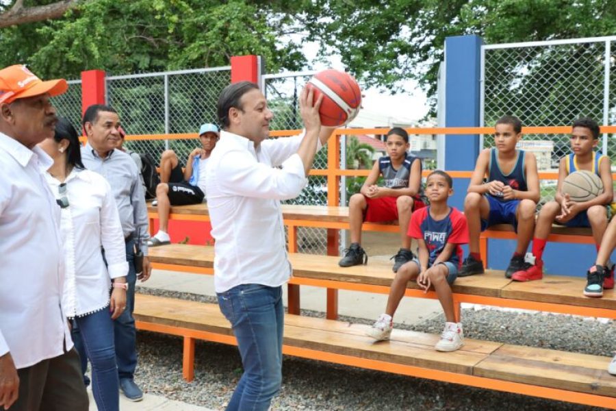 Abel-en-una-entrega-de-instalacion-deportiva-768x512