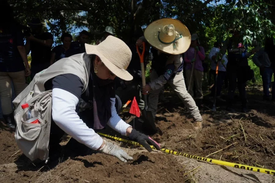 Las autoridades continuaban trabajando en el lugar en busca de más cuerpos. Foto: Infobae