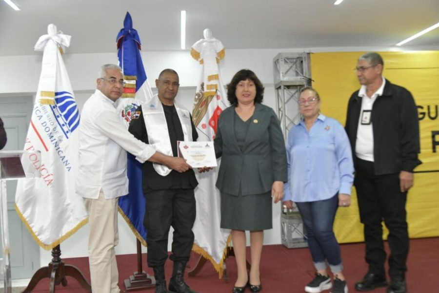 Un-policia-municipal-recibe-su-pergamino-1024x682