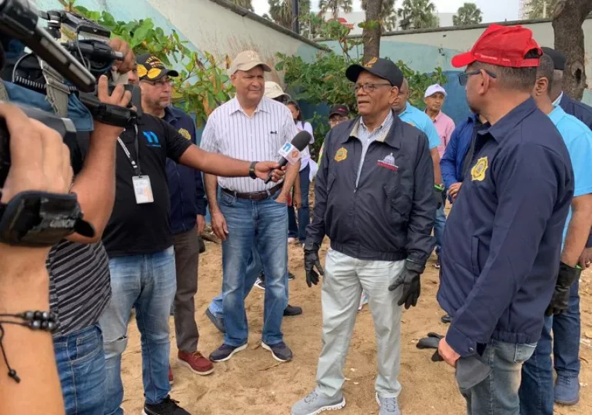 director-de-migracion-venancio-alcantara-encabeza-jornada-de-limpieza-en-playa-guibia