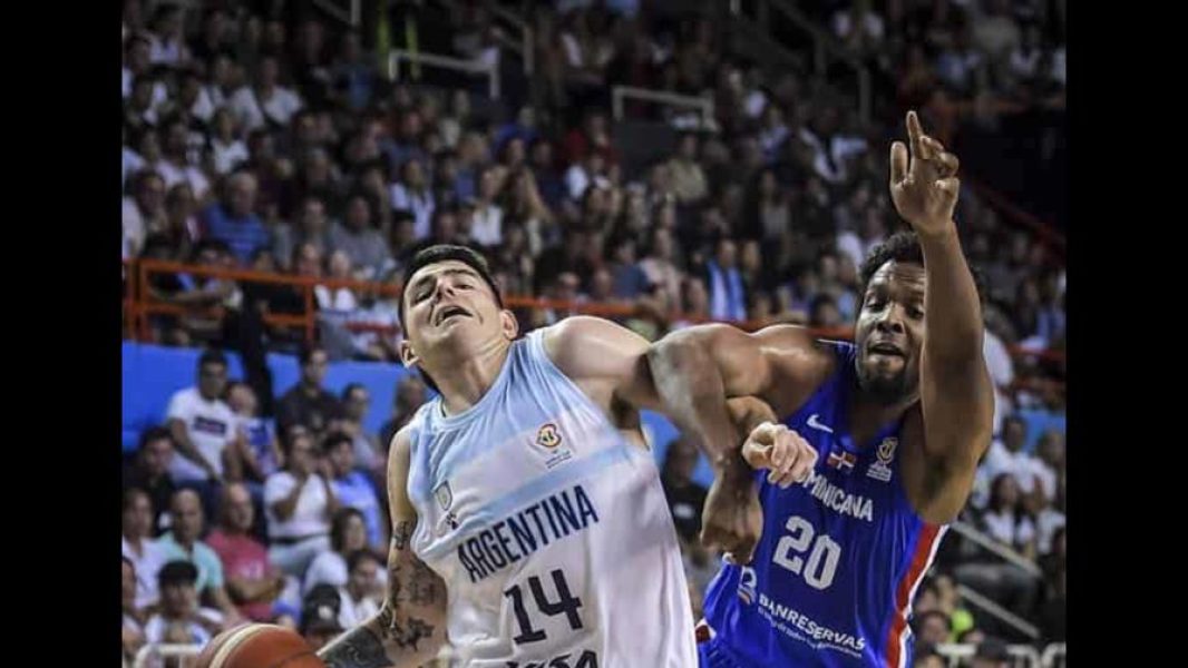 gerardo-suero-marca-a-gabriel-deck-en-ventana-fiba-en-argentina26223-acf7e3dd-focus-0.16-0.52-896-504