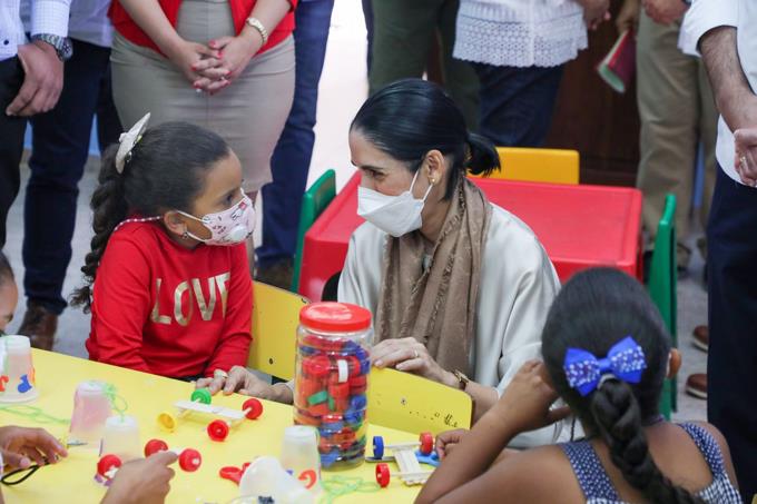 Arbaje compartó con los niños del centro. Foto: Listín Diario