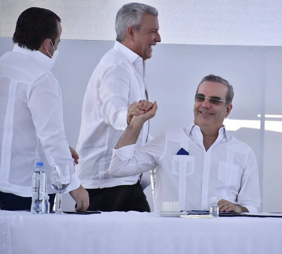 El prestigioso empresario pidió licencia ante el mandatario dominicano. Foto: El Veedor Digital