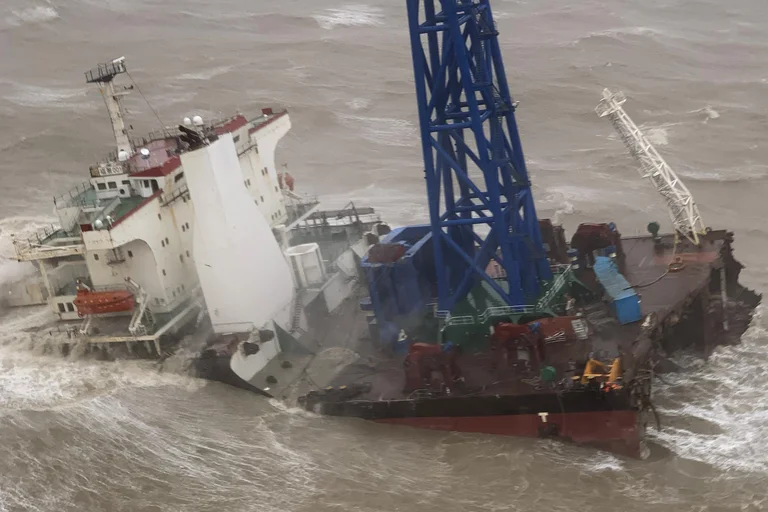 Tres miembros de la tripulación de 30 personas fueron rescatados el sábado. Foto: Infobae