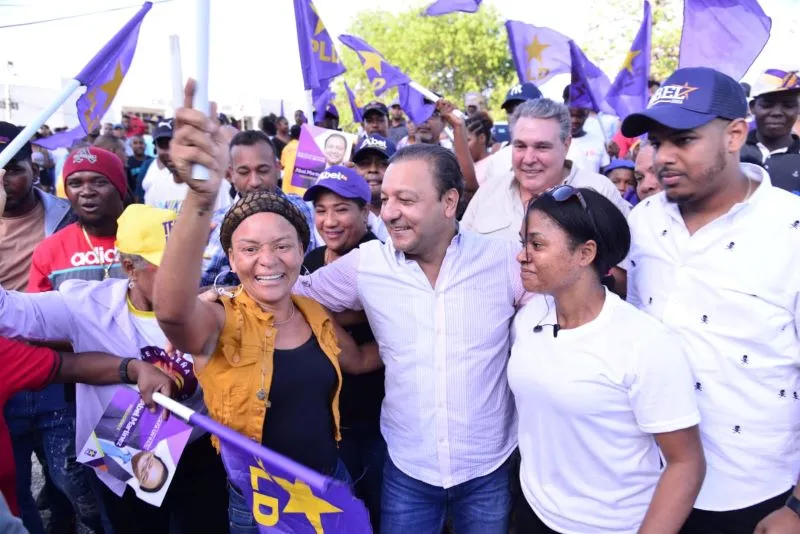 Abel-Martinez-eleva-su-voz-junto-al-pueblo-de-San-Pedro-de-Macoris-por-el-alto-costo-de-la-vida