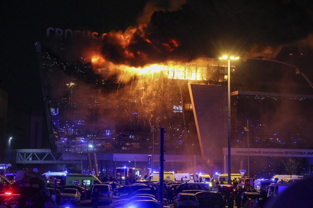 Krasnogorsk (Russian Federation), 22/03/2024.- Fire rises above the burning Crocus City Hall concert venue following a shooting in Krasnogorsk, outside Moscow, Russia, 22 March 2024. A group of up to five gunmen has attacked the Crocus City Hall in the Moscow region, Russian emergency services told. At least 40 people were killed and more that 100 injured in the terrorist attack, the Russian intelligence service FSB said. (Terrorista, Atentado terrorista, Rusia, Moscú) EFE/EPA/VASILY PRUDNIKOV